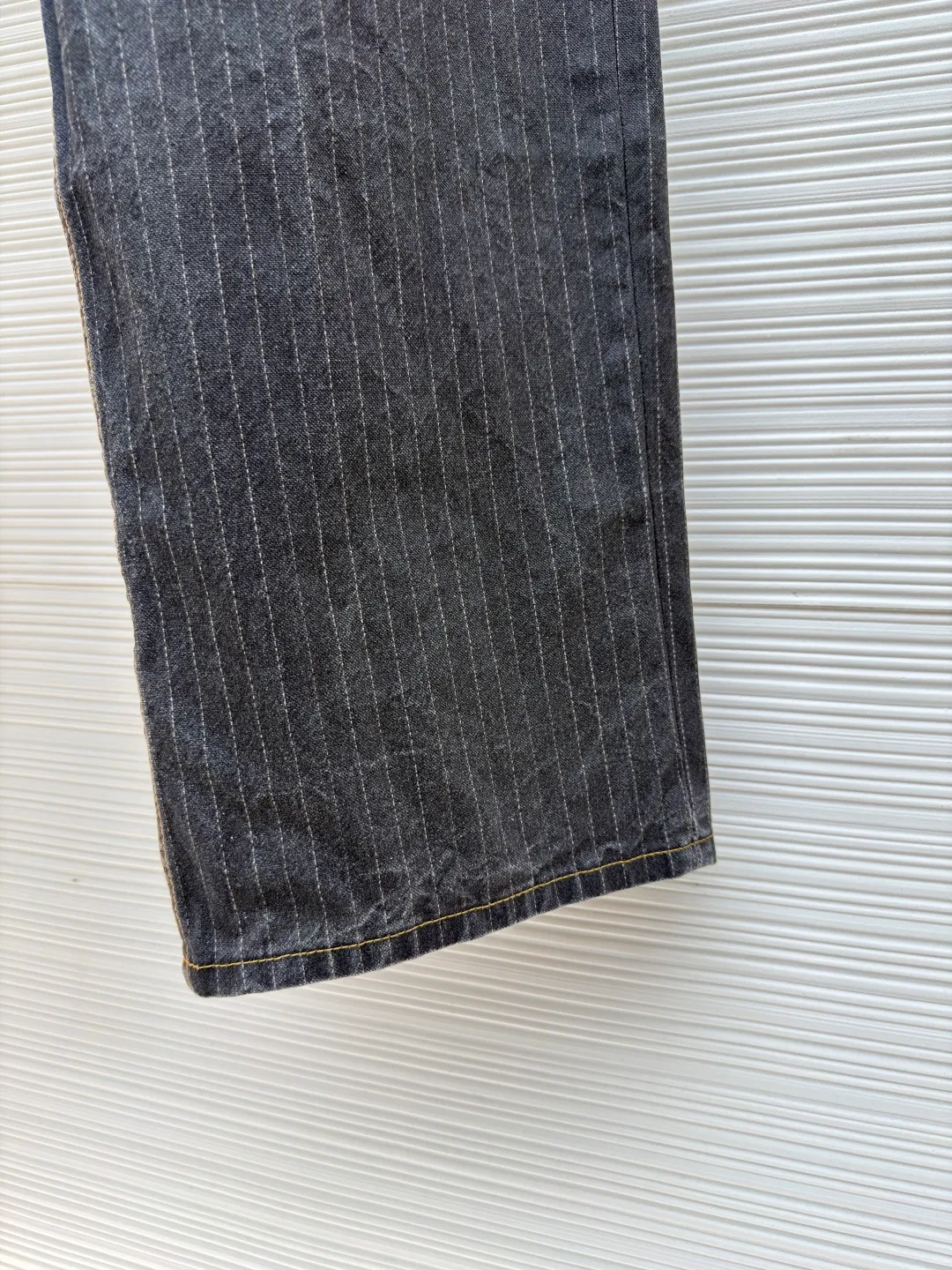 Acne Studios patchwork jeans ●Item number: 1681292-A80 ●Material: denim fabric ●Technology: splicing production ●Color: blue and black splicing ●Version: loose fit ●Weight: about 685 grams ●Size: XS-S-M-L-XL-XXL ●Description: Splicing process: Using heterogeneous fabrics, the upper part is made of distressed washed denim, which has gone through multiple washing processes (such as desizing, atomized denim, etc.) to present a retro and distressed texture, and the edges have been manually destroyed and roughened; the lower part is made of striped suit-style fabric, and the two fabrics are spliced with precise cutting pieces to form a strong visual and material contrast, which belongs to the "fabric reorganization" design language that the brand is good at. Washing process: The upper part of the denim adopts a multi-layer washing process. First, the base color is laid through desizing and fermentation, and then the aged layers are created through steps such as atomized malaysian and handmade malaysian, allowing the denim to show natural wear and fading effects, simulating the aging texture of vintage items. Cutting and sewing technology: The entire trousers are composed of multiple pieces, and the stitching at the splicing uses precision stitching technology to ensure that the fit of different fabrics is crisp and comfortable to wear. At the same time, it retains Acne Studios' consistent loose silhouette tailoring, balancing design and practicality in the craftsmanship details. The overall wiring is straight and delicate, the fabric is comfortable and soft, and the color is consistent without color difference. It can be matched with the same style to create a fashionable look and control various occasions. Customized accessories, complete with three standards, same style for men and women!